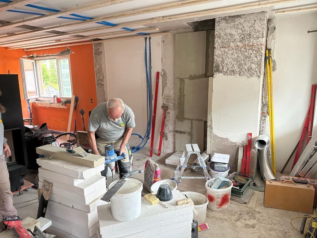 Ein Mann arbeitet in einem Raum mit vielen Werkzeugen.