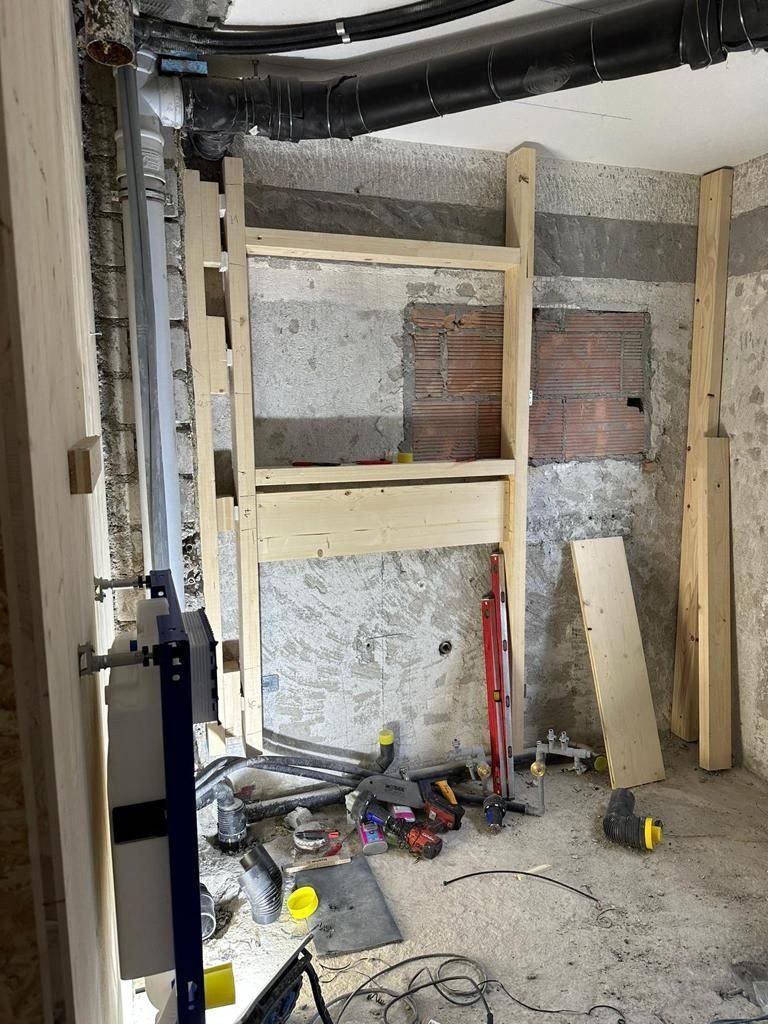 Ein Raum, der umgebaut wird, mit vielen Werkzeugen auf dem Boden.