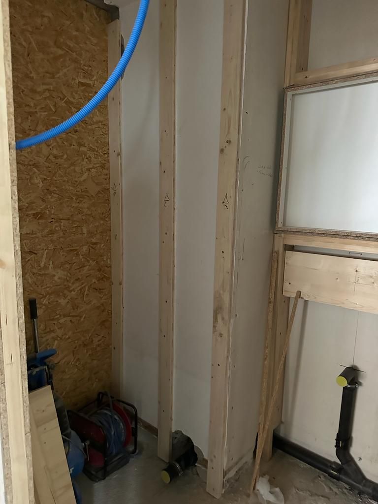 Ein Raum mit Holzwänden und einem blauen Rohr, das von der Decke hängt.