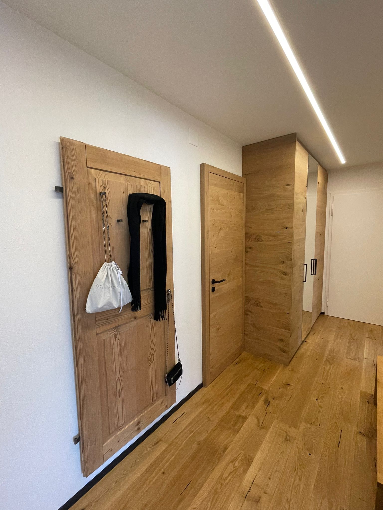 Ein Schlafzimmer mit einem Bett und einer Couch darin