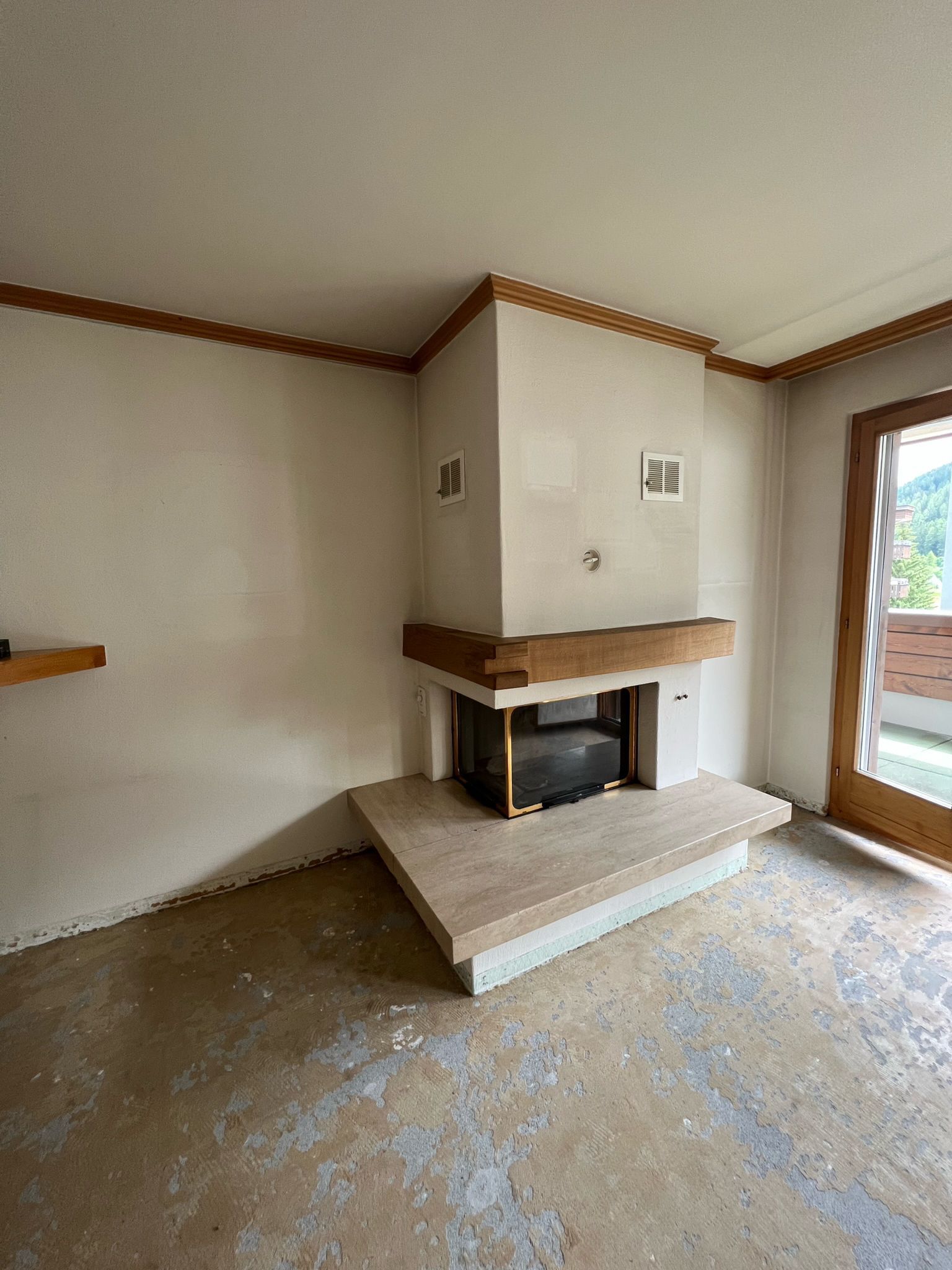 In der Mitte des Raumes befindet sich ein Kamin.