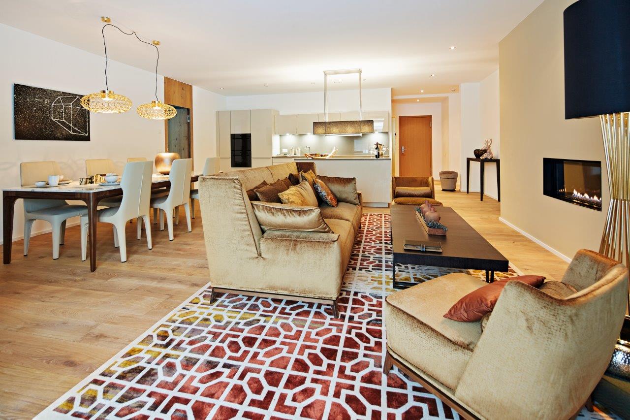 Ein Wohnzimmer voller Möbel und einem Teppich