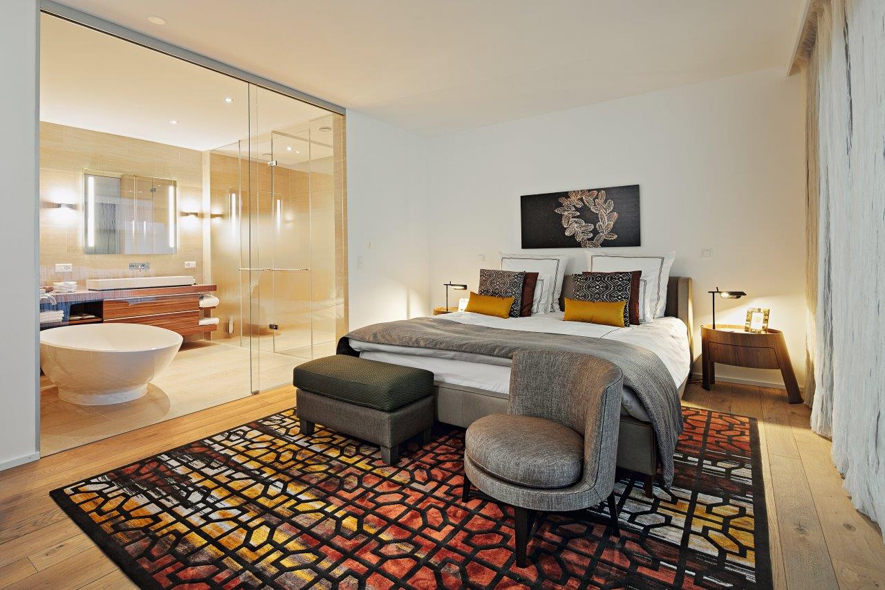 Ein Schlafzimmer mit einem großen Bett und einem Sessel