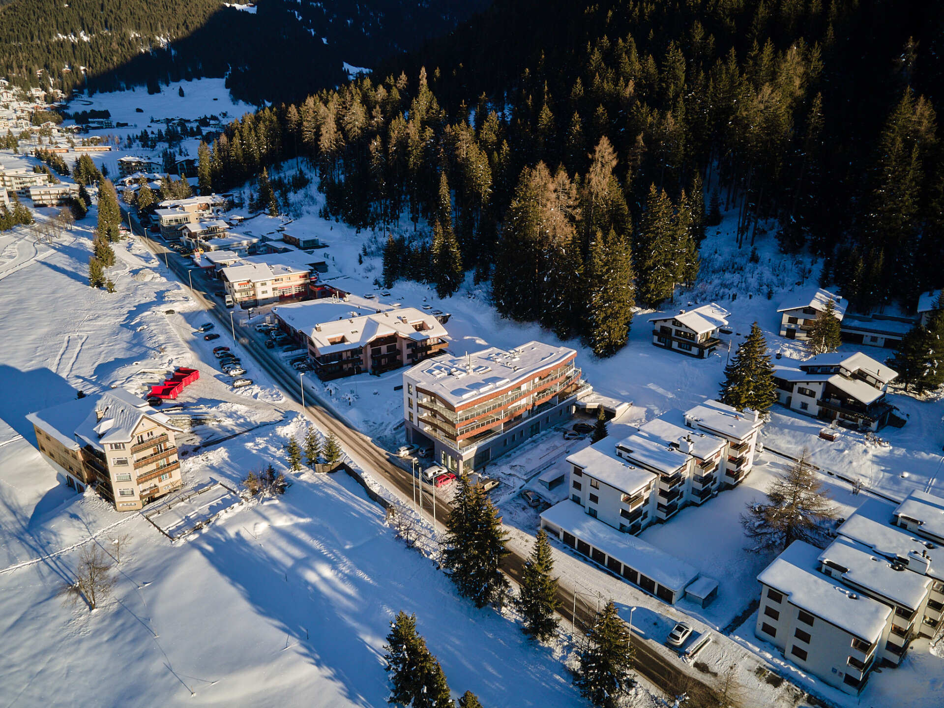 Eine Luftaufnahme eines verschneiten Dorfes in den Bergen