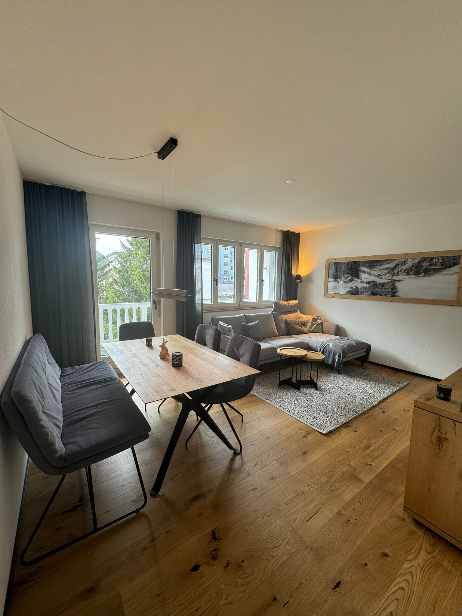 Ein Wohnzimmer mit Couch, Tisch und Stühlen