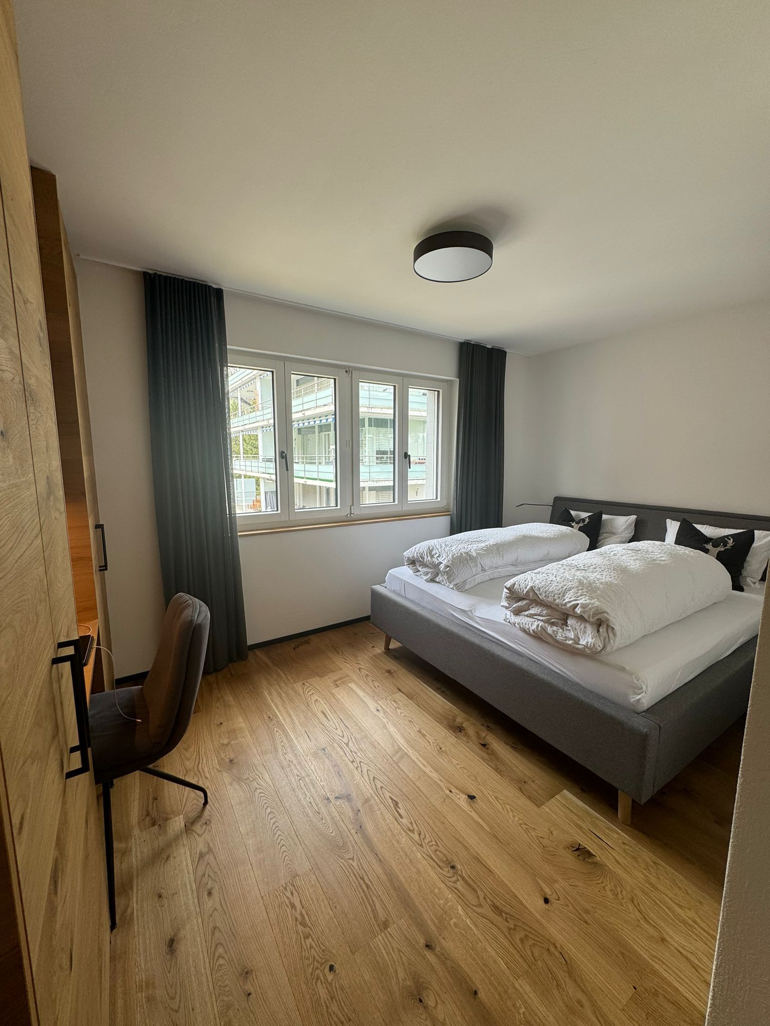 Ein Schlafzimmer mit zwei Betten, einem Schreibtisch und einem Stuhl.