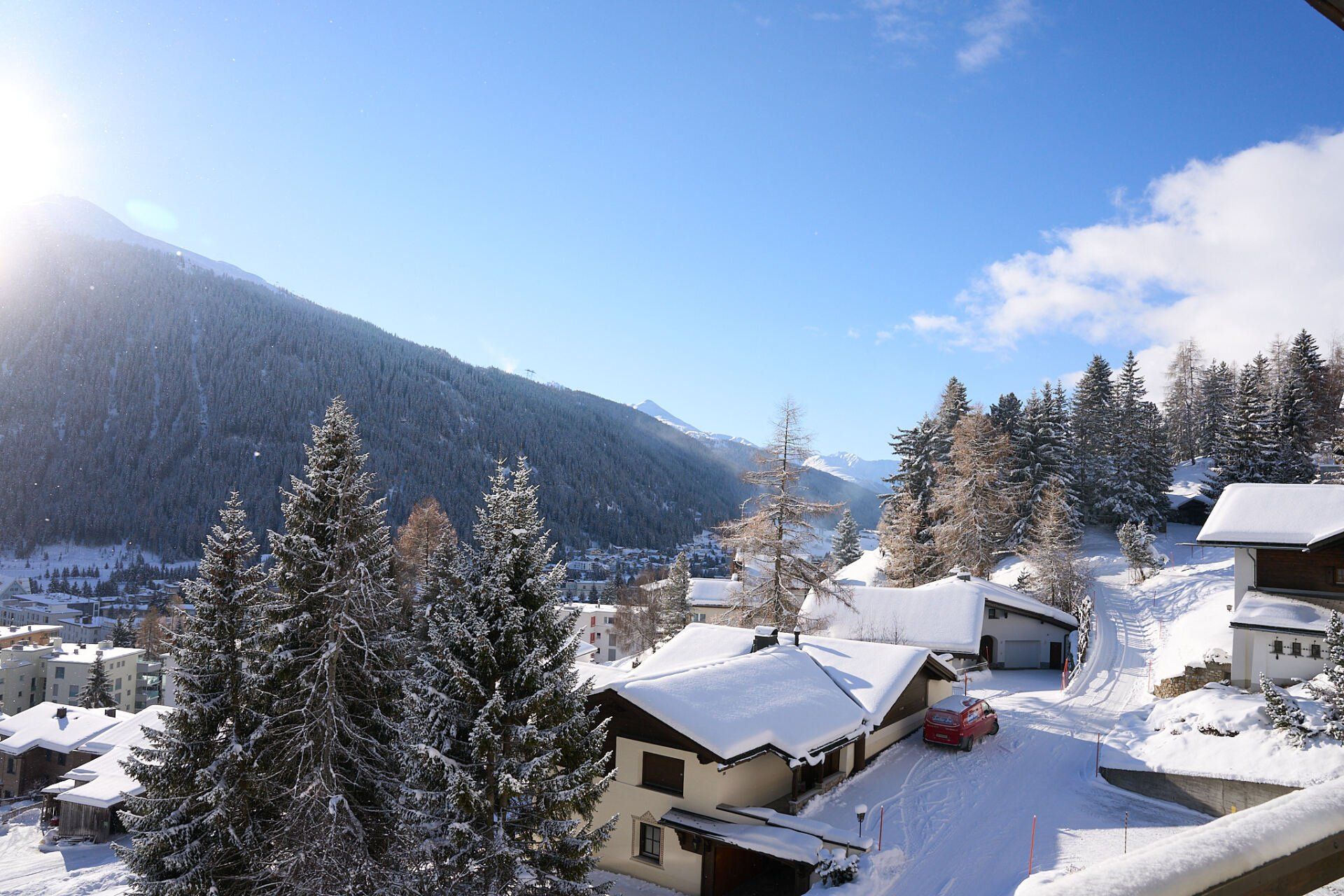 Ein Blick auf ein verschneites Dorf mit Bergen im Hintergrund