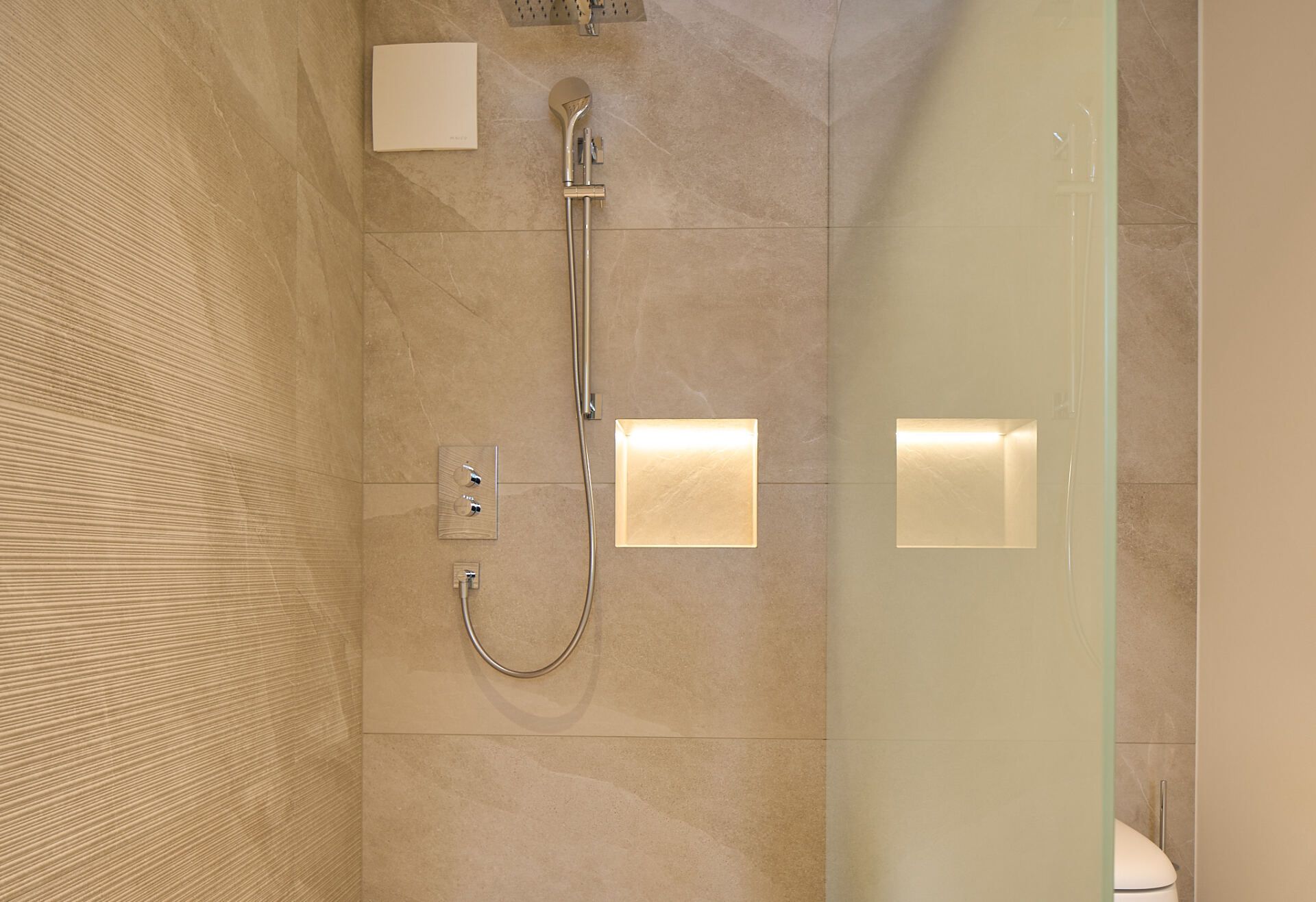 Ein Badezimmer mit Dusche und Toilette.