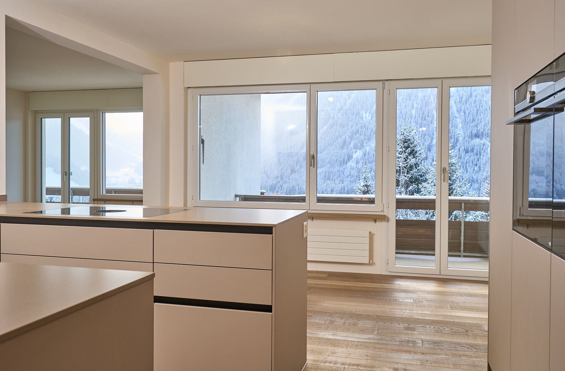 Eine leere Küche mit einer großen Insel und vielen Fenstern