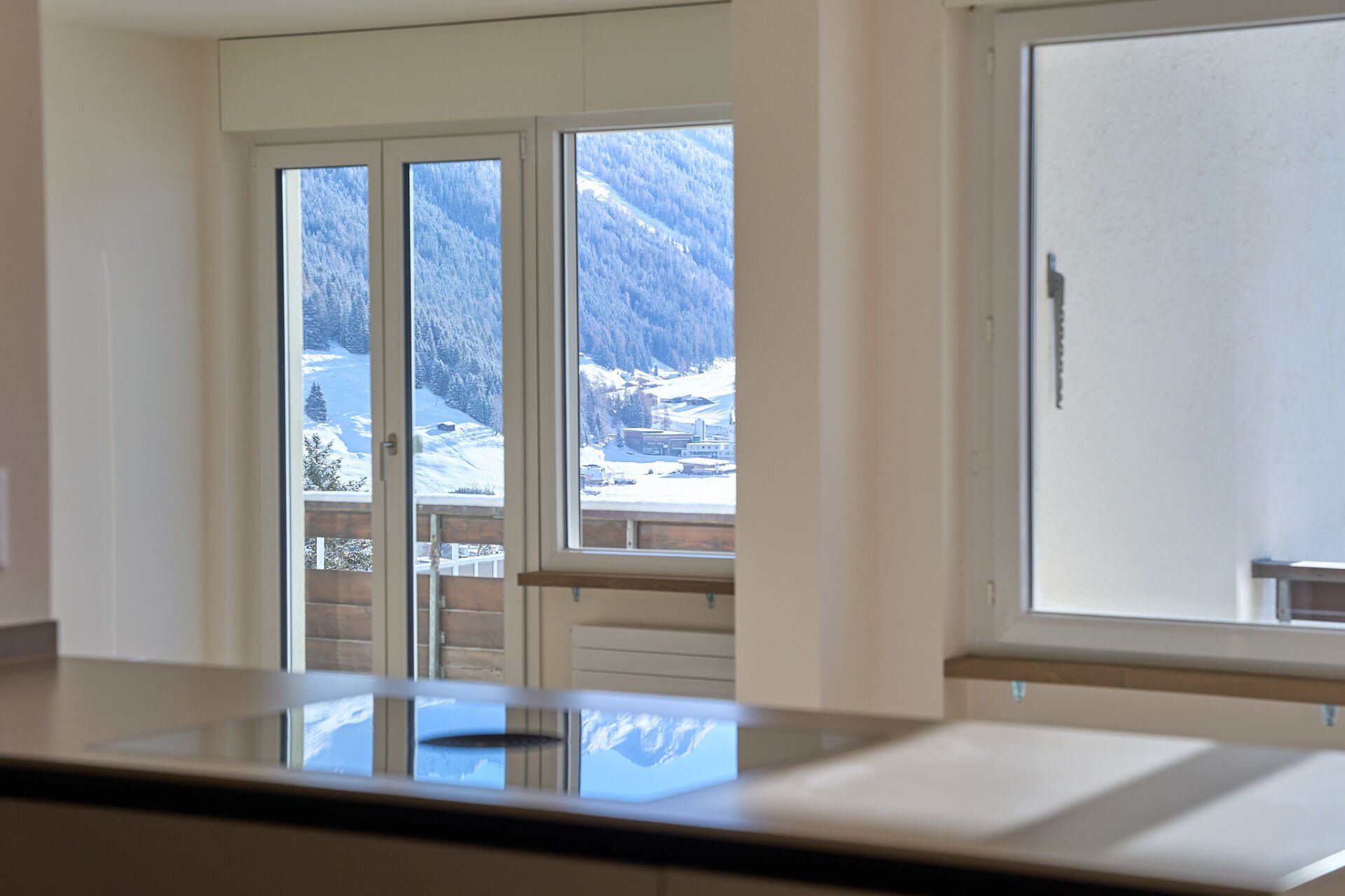 Eine Küche mit Herd und großem Fenster