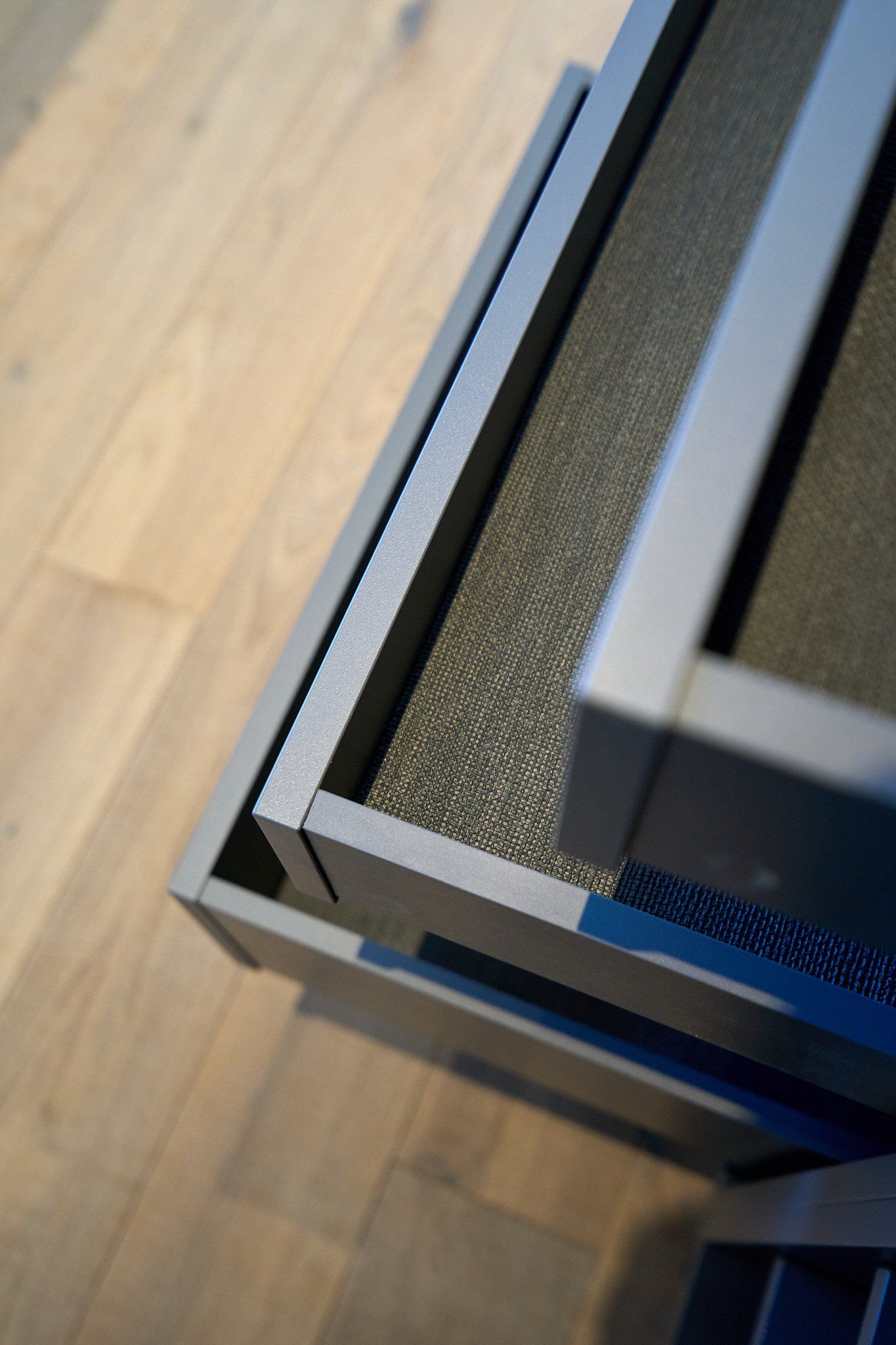 Eine Nahaufnahme eines Schubladenstapels auf einem Holzboden.