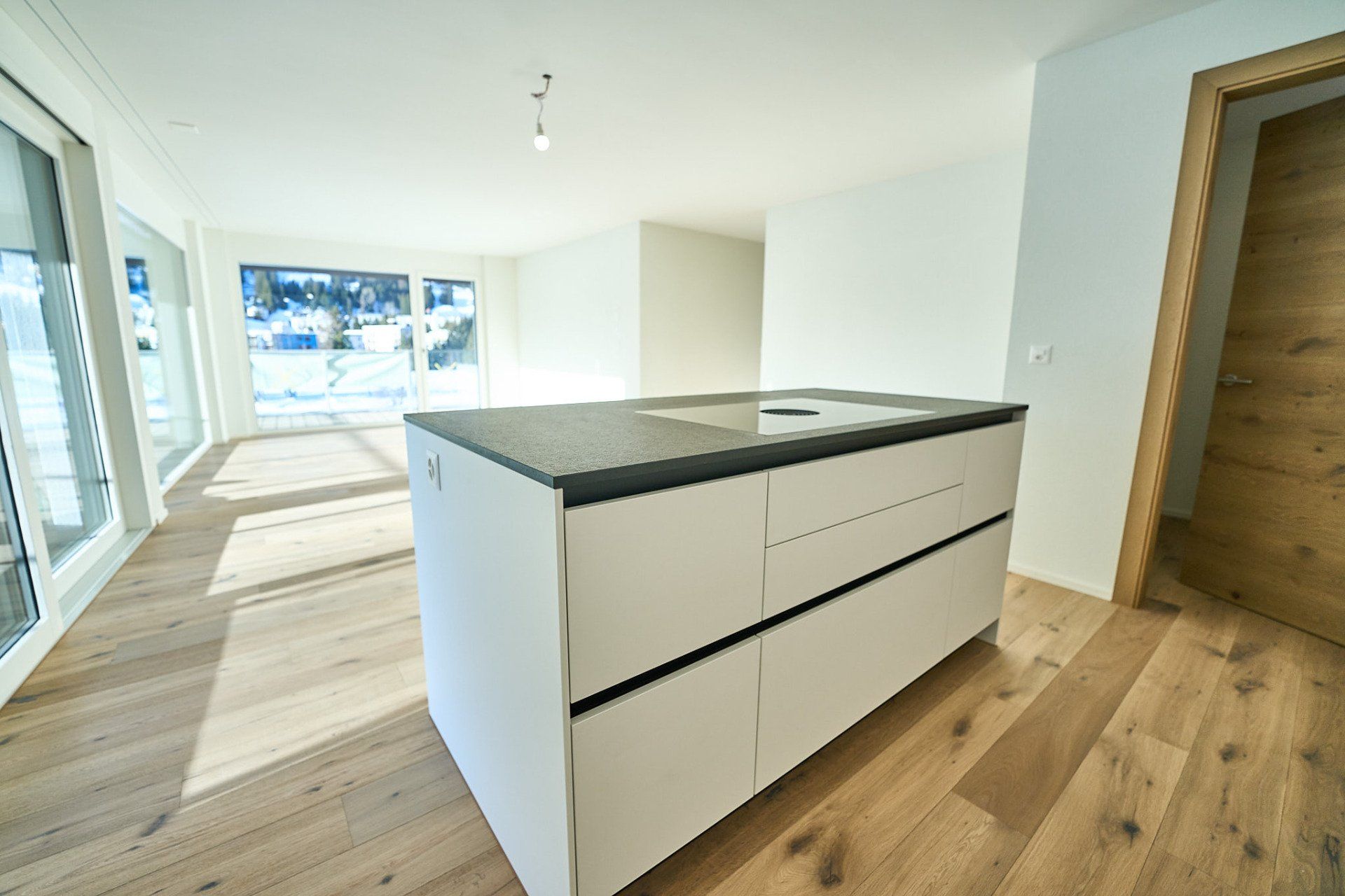 Eine leere Küche mit einer großen Insel in der Mitte