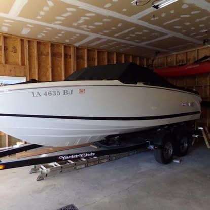 A white boat with a license plate that says ia 4633 bj
