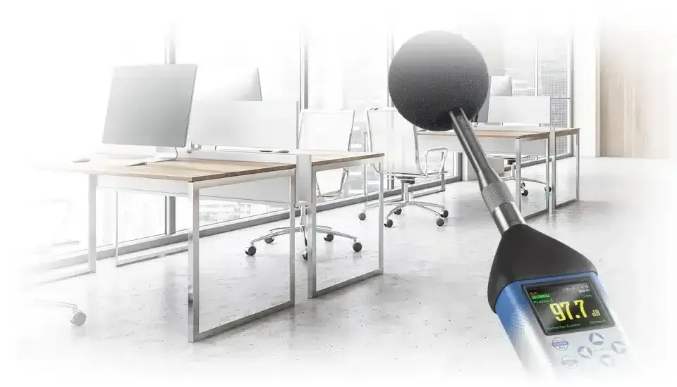 Un sonomètre est utilisé dans un bureau.