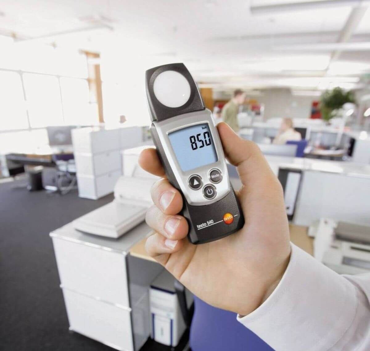 Une main tient un téléphone portable sur lequel est écrit bso sur l'écran