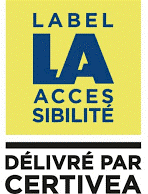 Un panneau jaune indiquant l'étiquette d'accessibilité