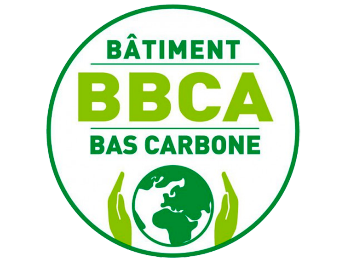 Un logo vert et blanc pour bbca bas carbone