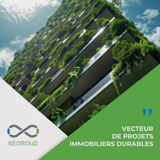 Un bâtiment avec beaucoup de plantes vertes dessus