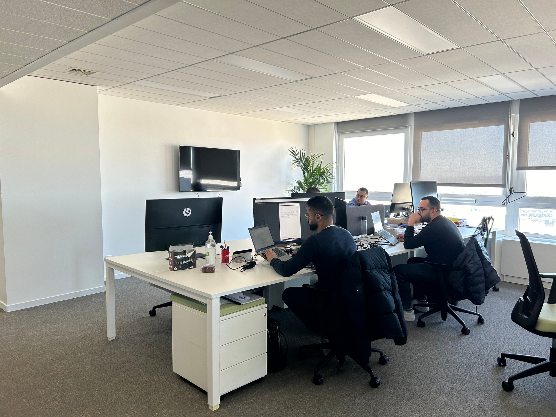 Un homme est assis à un bureau avec un ordinateur Dell dessus