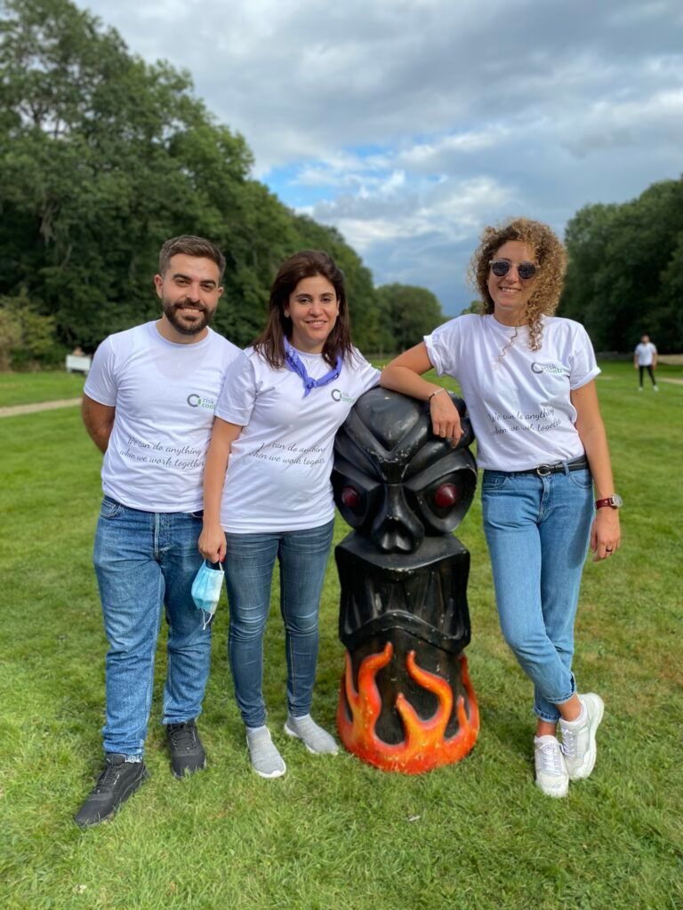 Un groupe de personnes debout à côté d'une statue d'un crâne