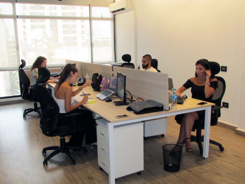 Un groupe de personnes sont assises à des bureaux dans un bureau