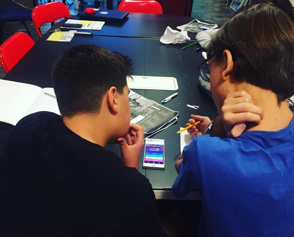 studenti studiano la lingua spagnola