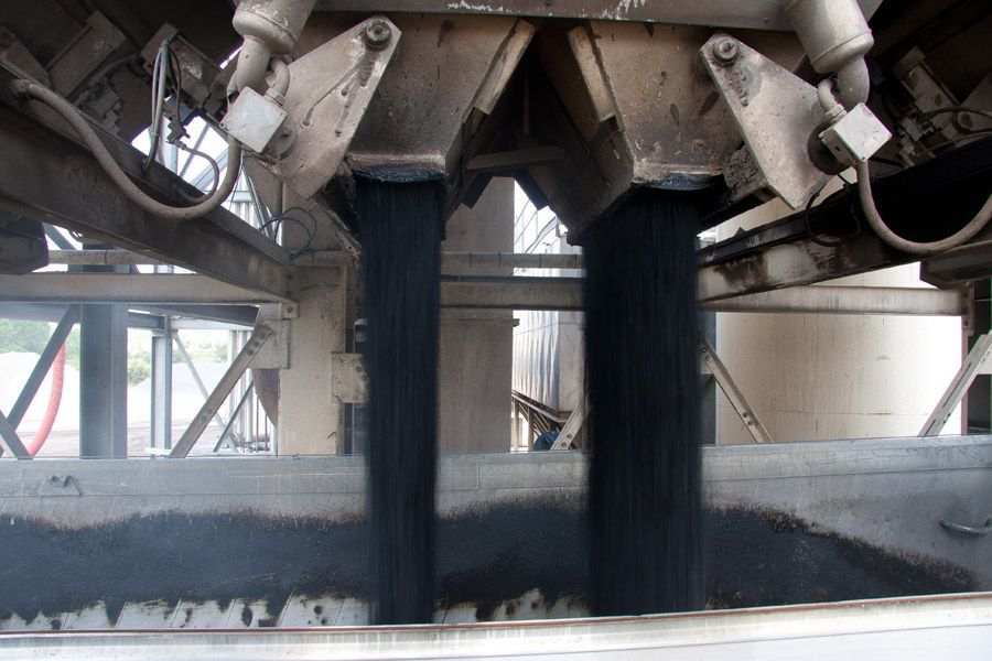 Si sta costruendo un edificio circondato da impalcature.