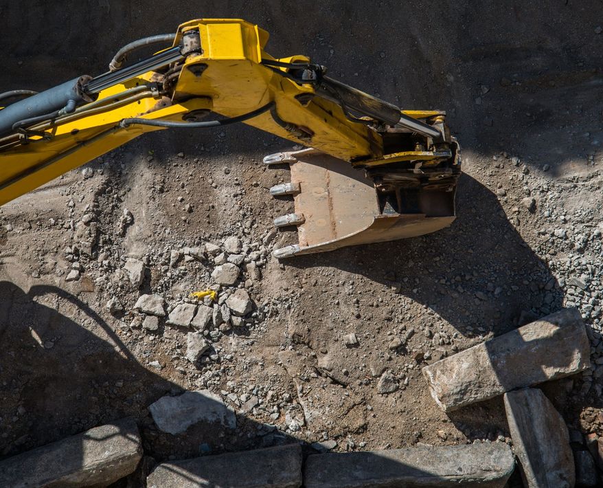Si sta costruendo un edificio circondato da impalcature.