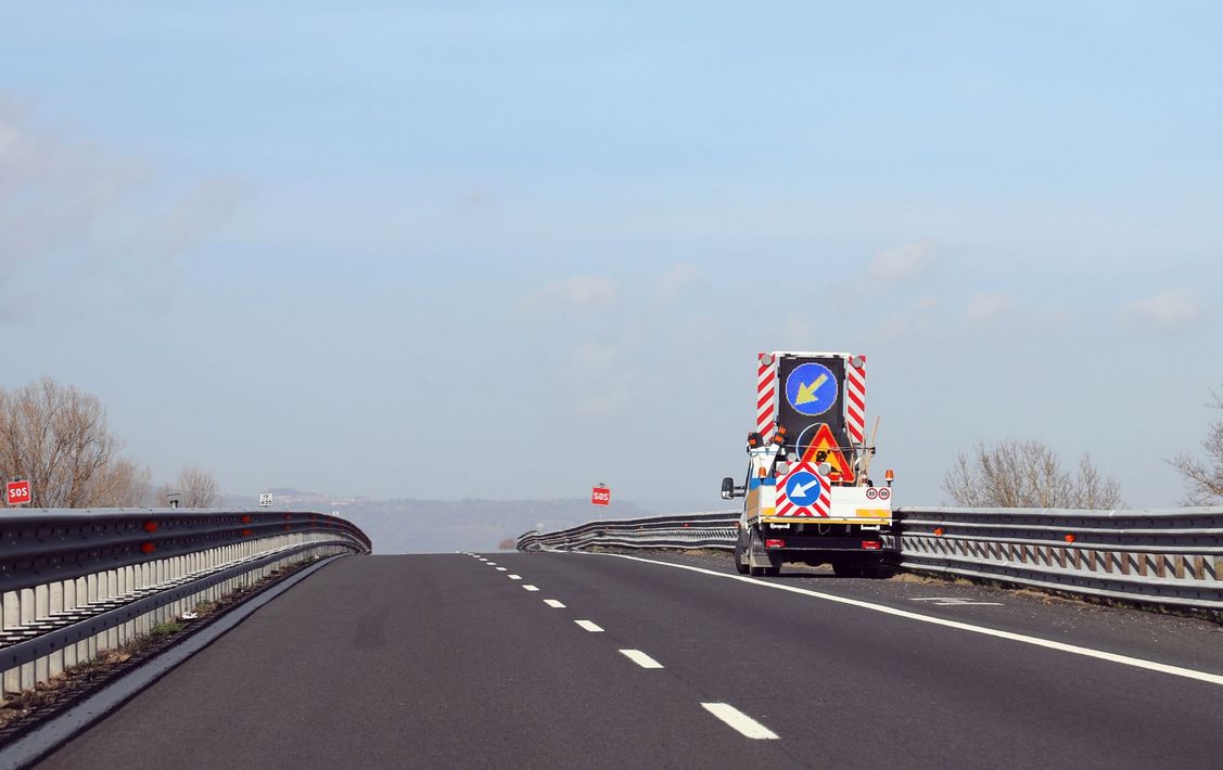 Si sta costruendo un edificio circondato da impalcature.