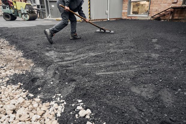 Si sta costruendo un edificio circondato da impalcature.