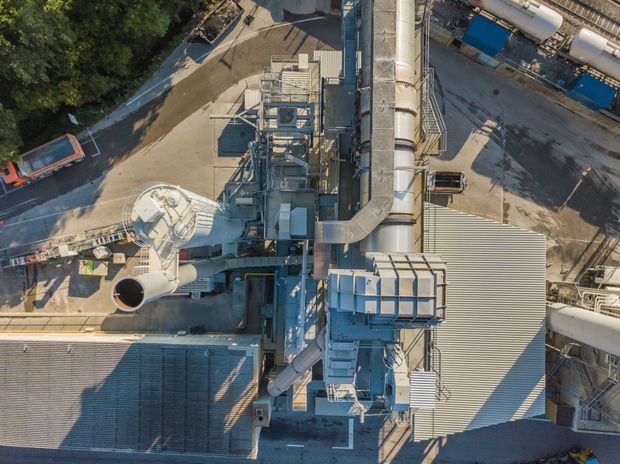 Si sta costruendo un edificio circondato da impalcature.