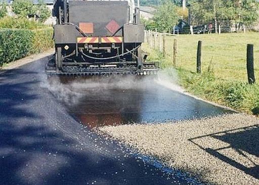 Si sta costruendo un edificio circondato da impalcature.