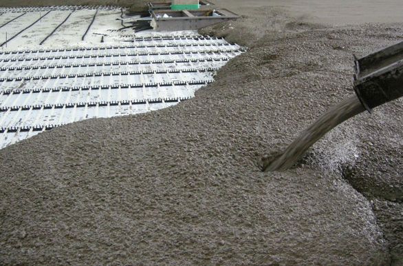 Si sta costruendo un edificio circondato da impalcature.