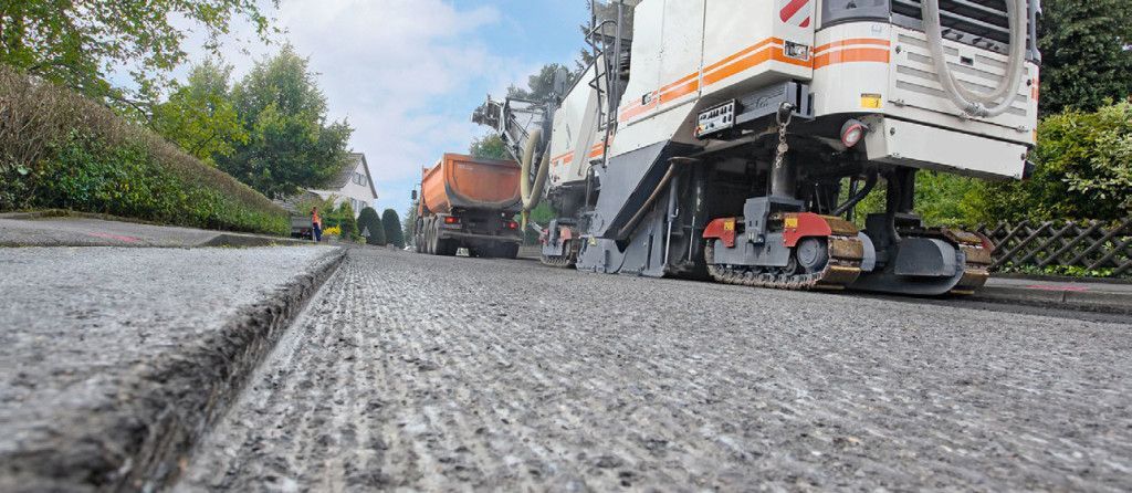 Si sta costruendo un edificio circondato da impalcature.