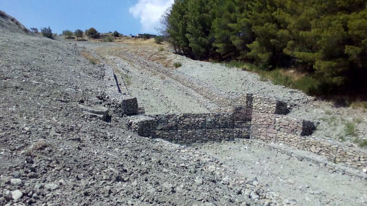 Si sta costruendo un edificio circondato da impalcature.