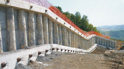 Si sta costruendo un edificio circondato da impalcature.