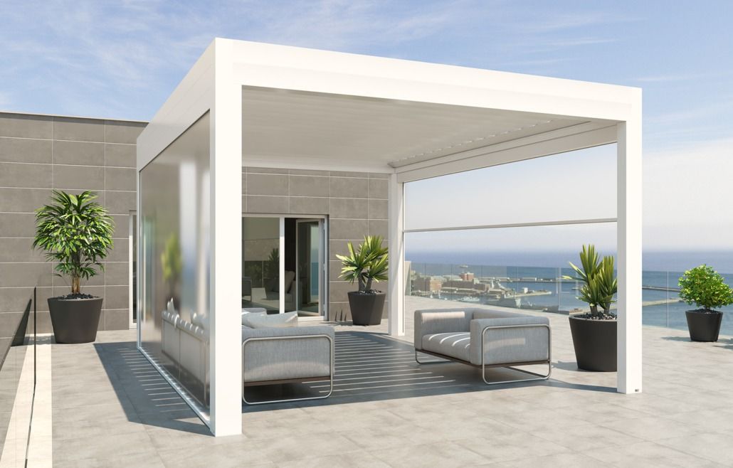 Una mano che mescola un cappuccino schiumoso in una tazza nera Mado, un croissant e dei bicchieri d'acqua su un tavolo.