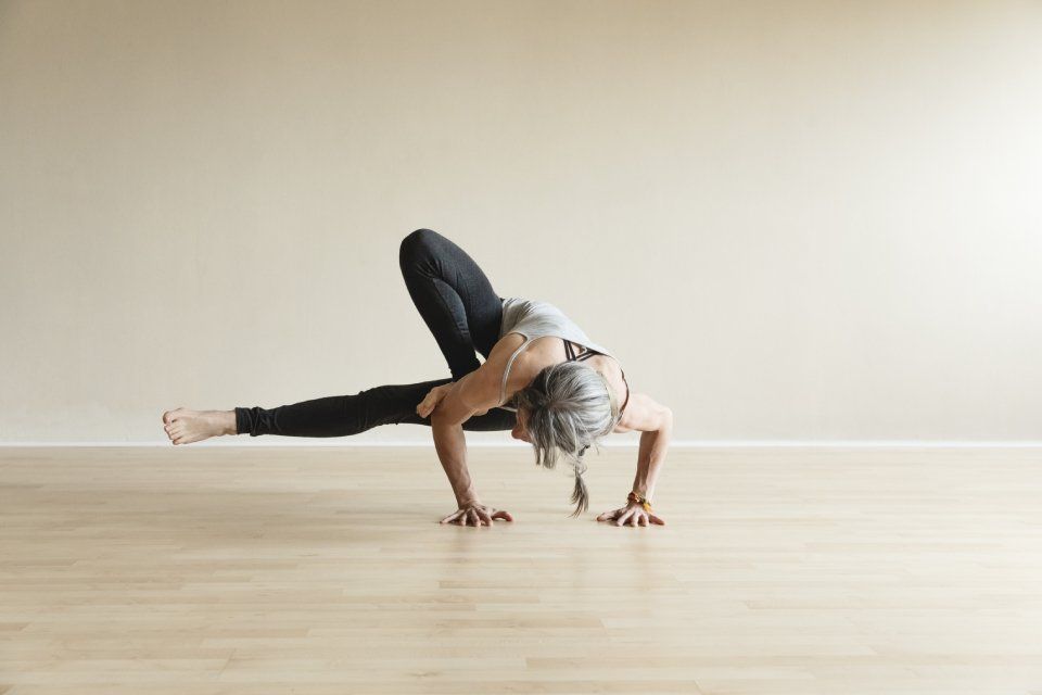 Donna che fa yoga