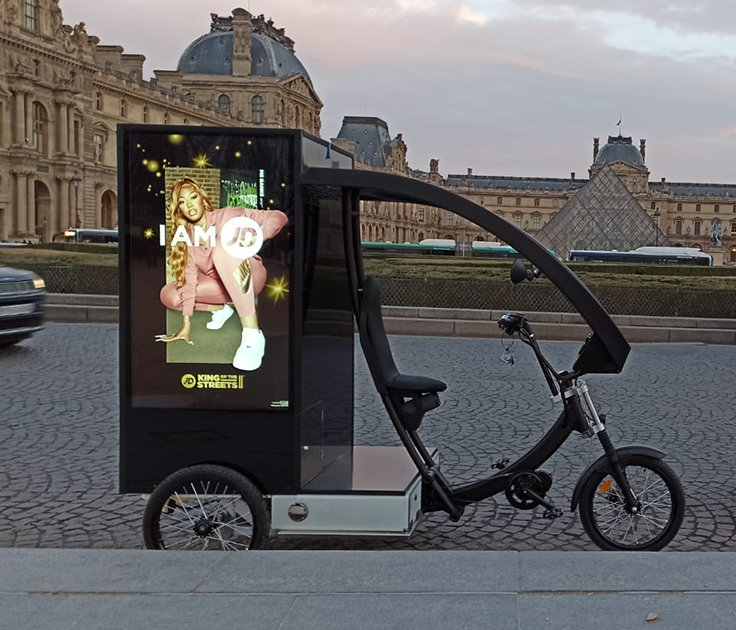 Led Media Bike - Vélo LED publicitaire avec la marque JD sport à Paris