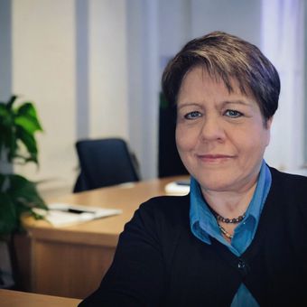 headshot of trained life coach, Ann McGaver