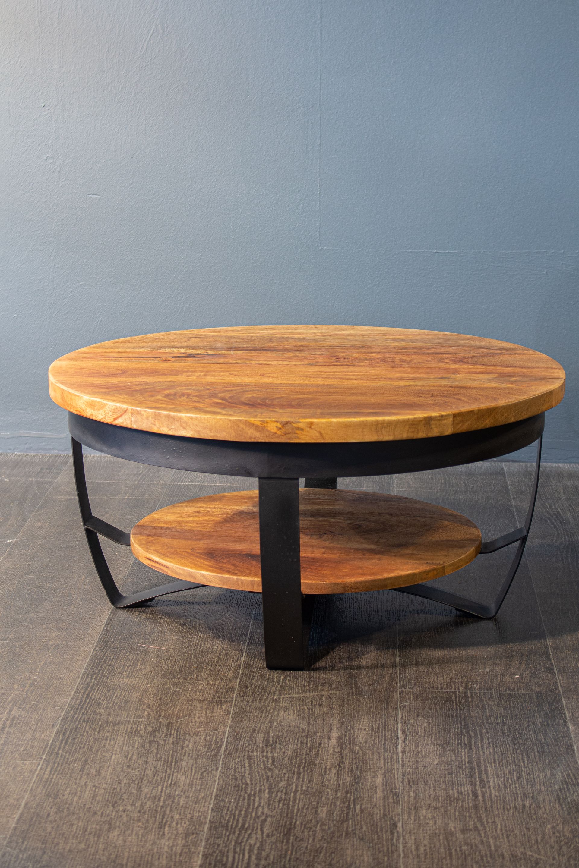 Ronde Salontafel Brooks – Mangohout & Zwart Metaal – Ø90 x H35 cm