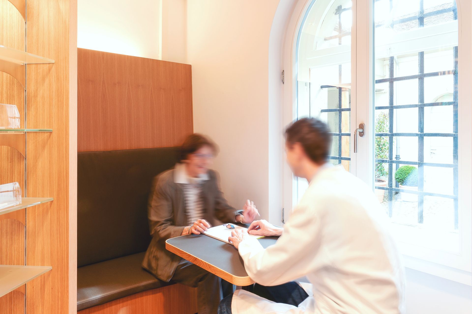 Beratungsgespräch zwischen Apotheker und Kundin Apotheke Dr. Lanz AG, Langenthal
