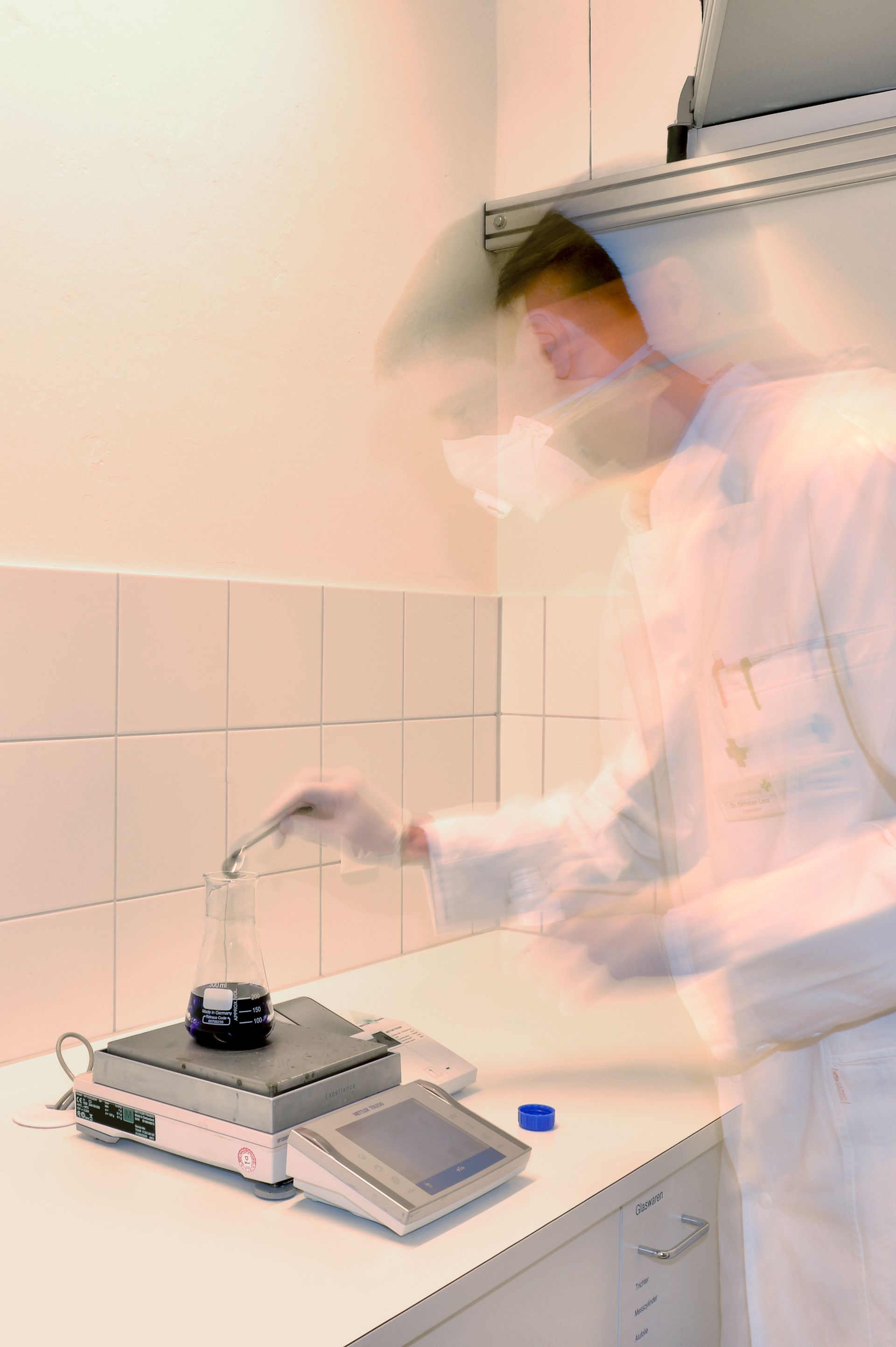 Apotheker im Labor bei der Herstellung von Medikamenten Apotheke Dr. Lanz AG, Langenthal