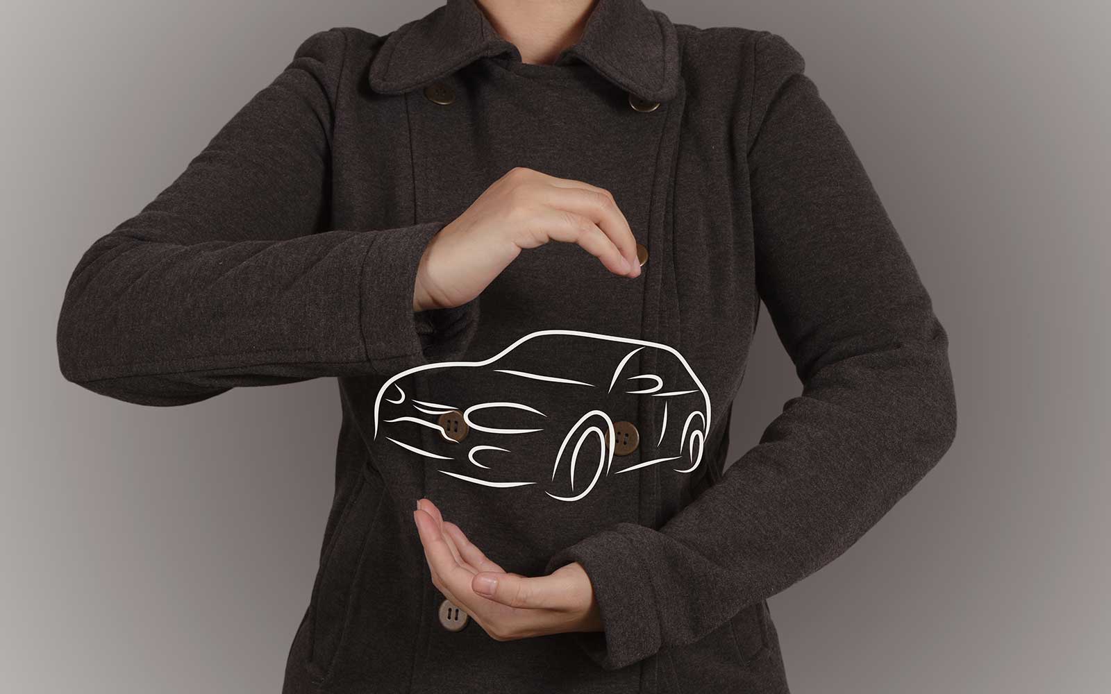 due mani che mostrano un logo di una macchina