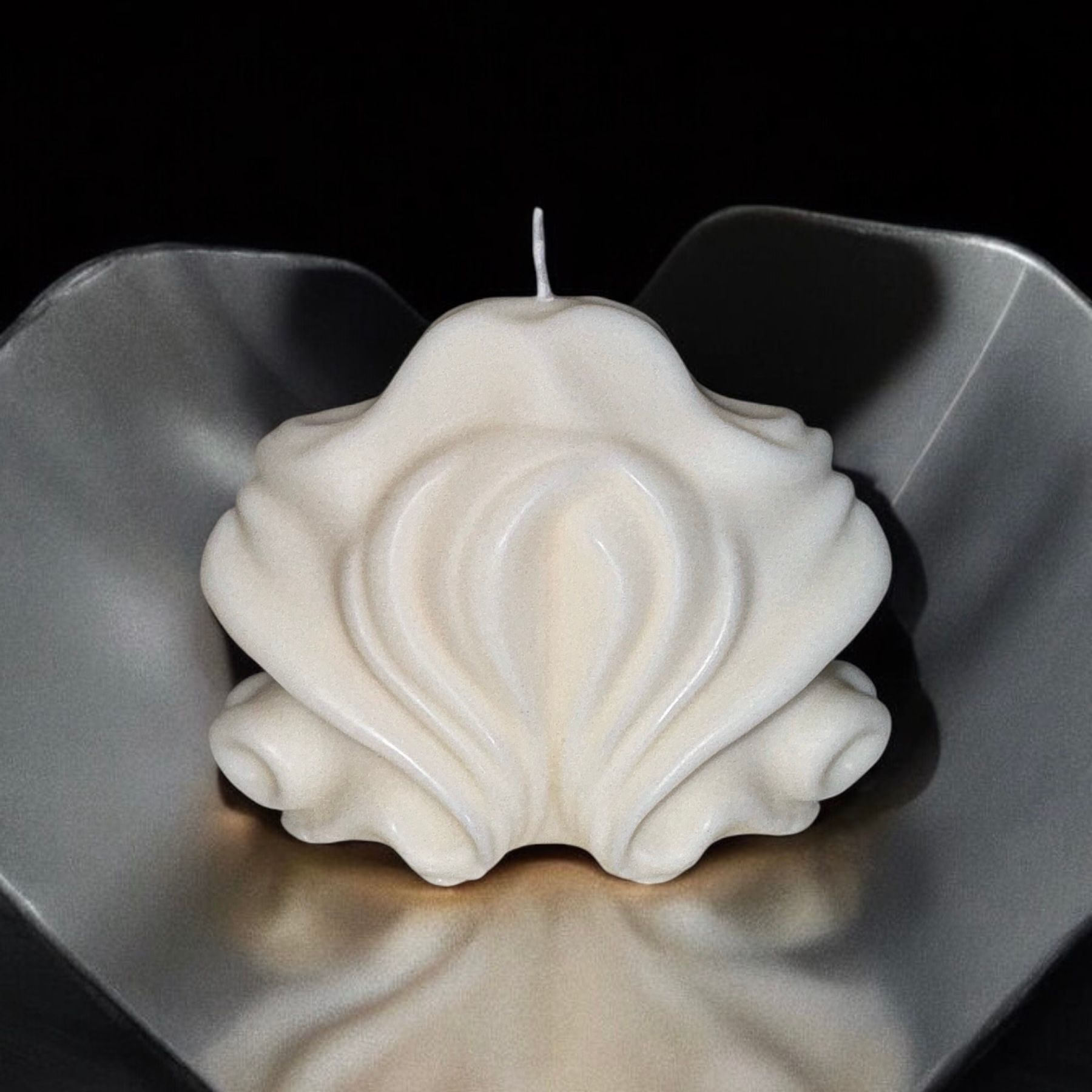 Een witte kaars in de vorm van een schelp