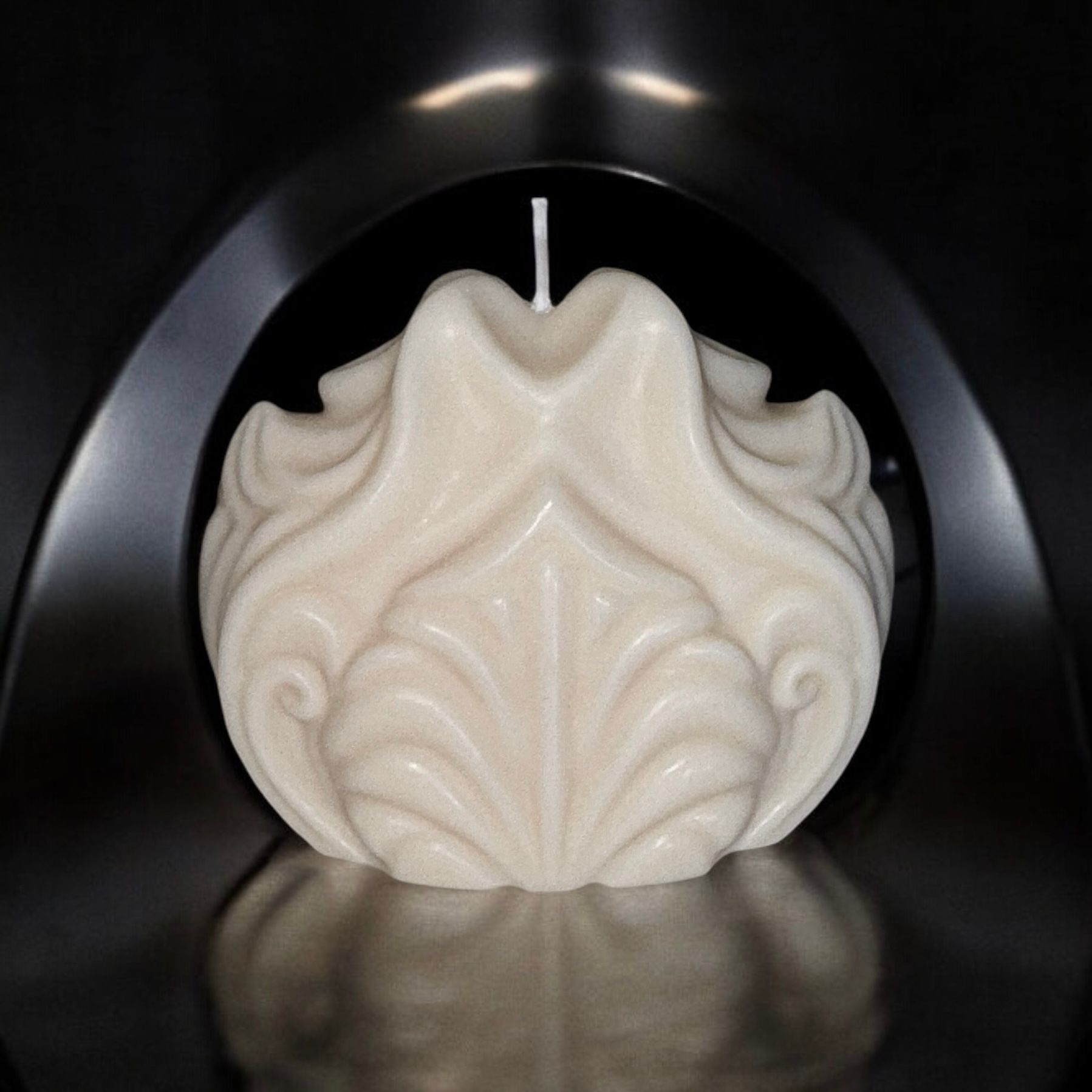 Een witte kaars met een witte kaars die eruit steekt