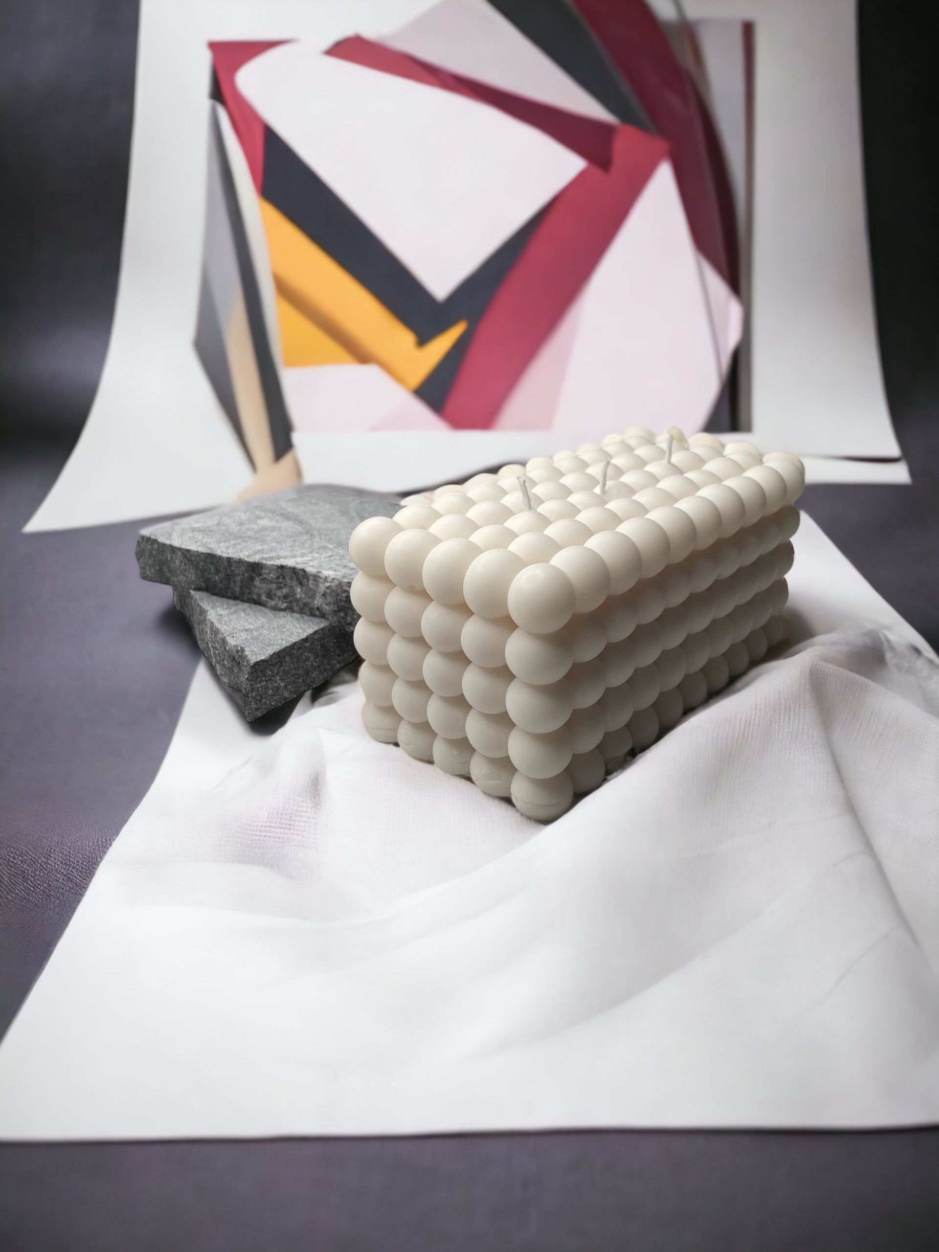 Een stapel kaarsen bovenop een stuk papier