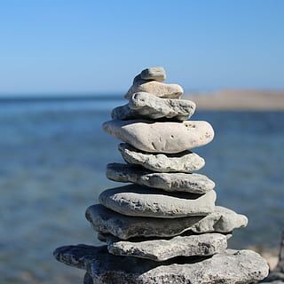 Een stapel stenen die op elkaar gestapeld zijn op een strand.