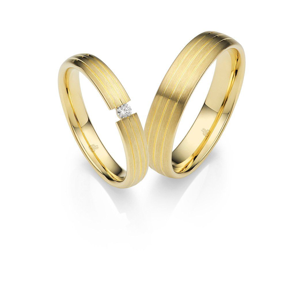 Ein Paar goldene Eheringe mit einem Diamanten in der Mitte