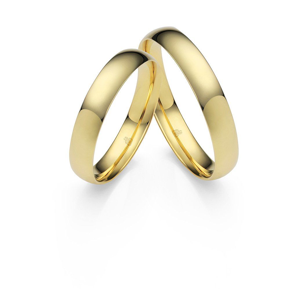 Ein Paar Eheringe aus Gelbgold auf weißem Hintergrund